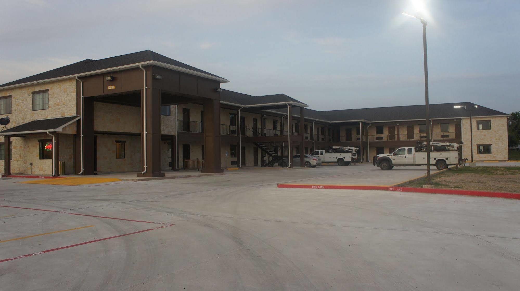 Lux Inn And Suites Three Rivers Exteriér fotografie