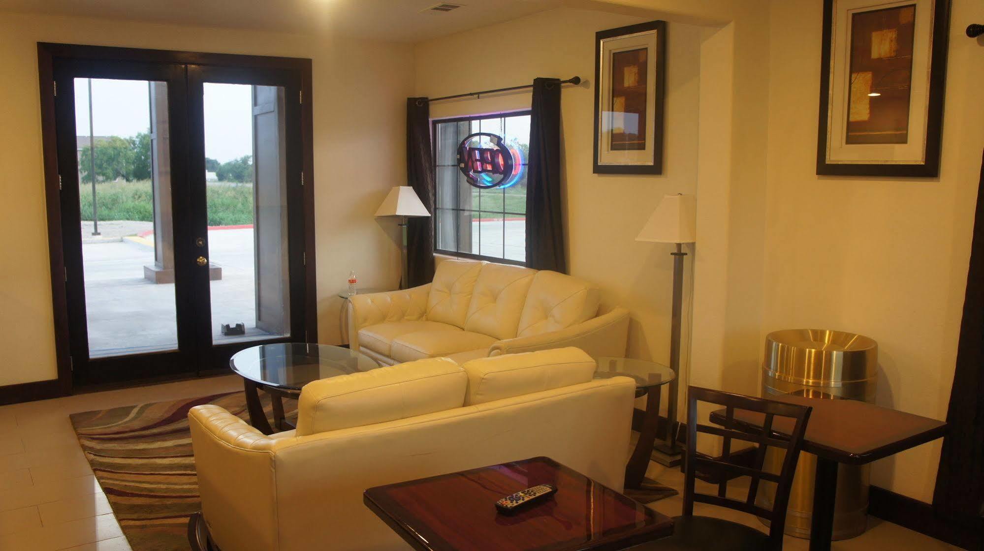 Lux Inn And Suites Three Rivers Exteriér fotografie