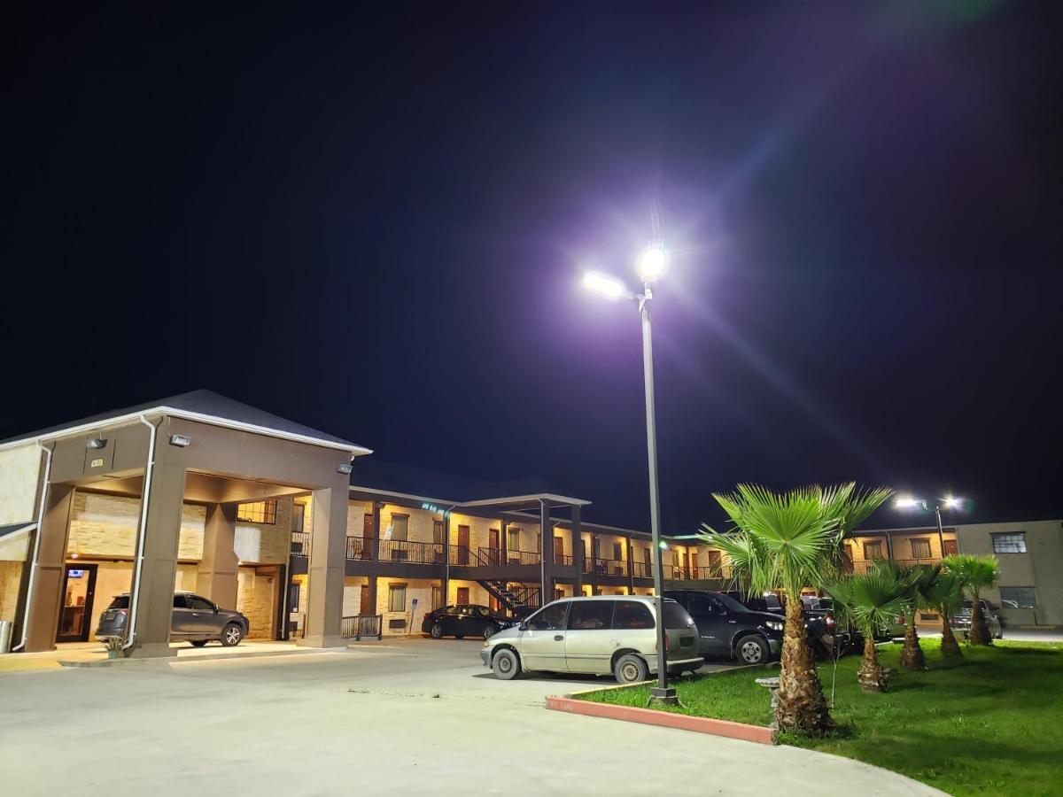 Lux Inn And Suites Three Rivers Exteriér fotografie