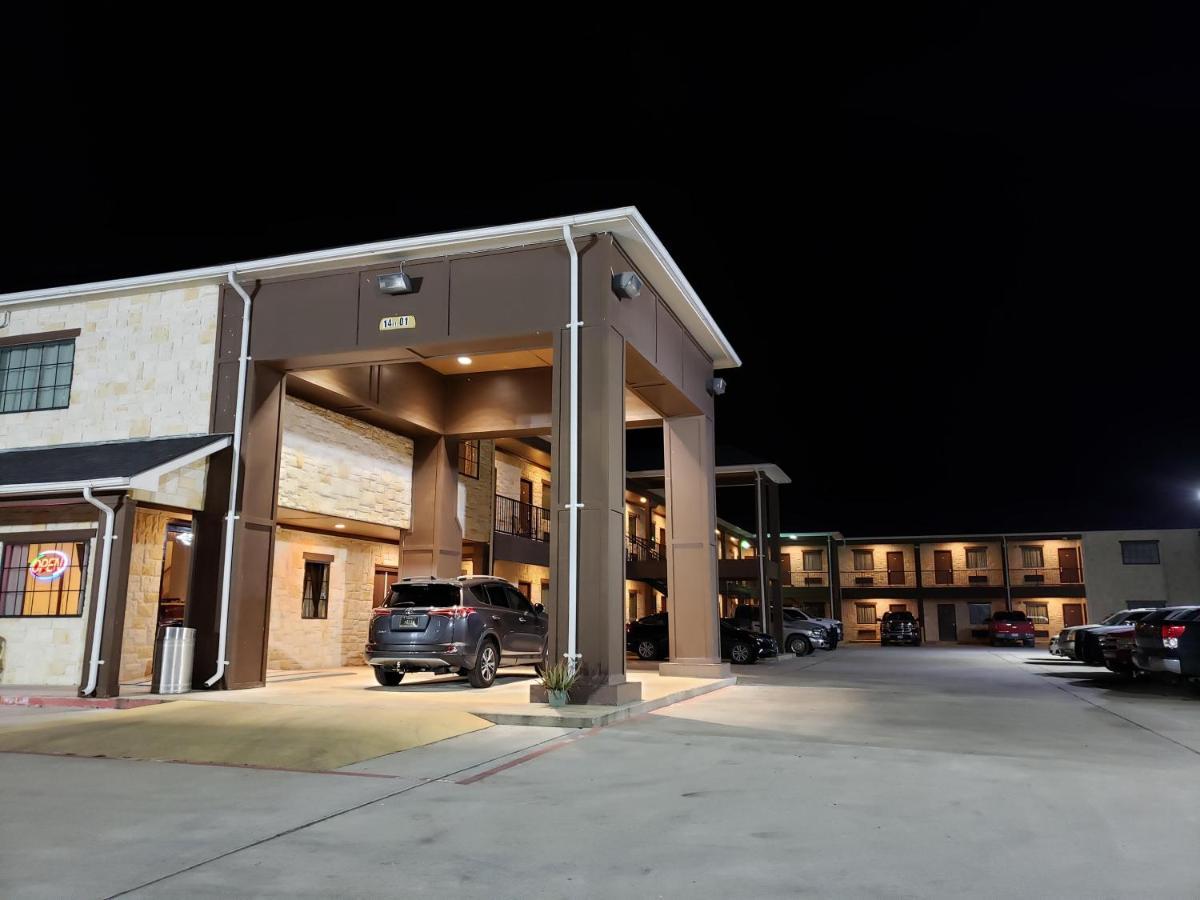 Lux Inn And Suites Three Rivers Exteriér fotografie